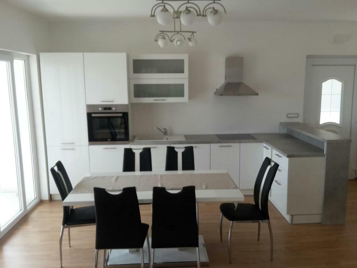 Apartman Mira- 오미스 외부 사진